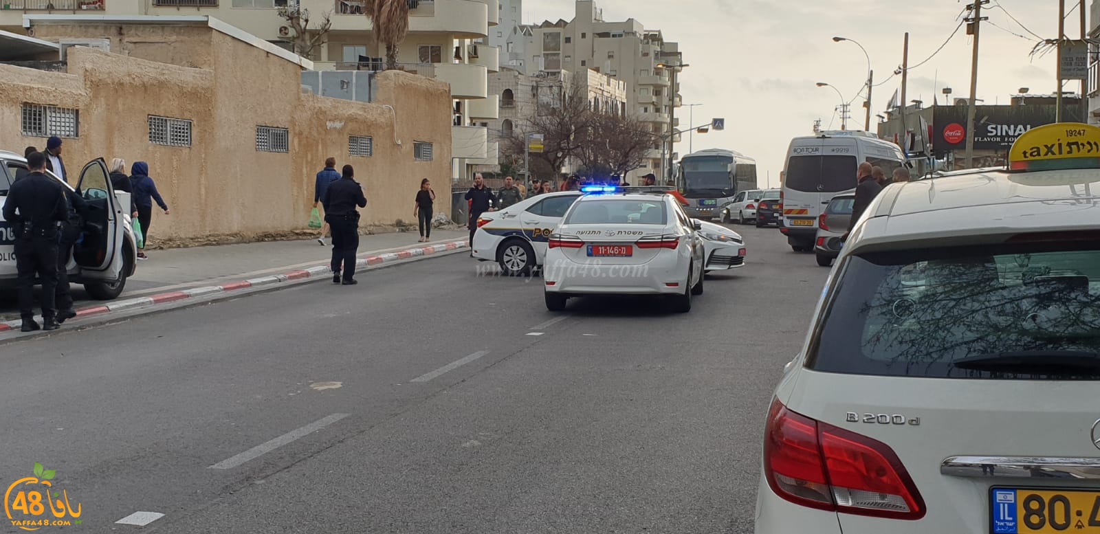 فيديو: حالة من الهلع اثر اصطدام سيارة بمجموعة سيارات وحافلة في شارع ييفت